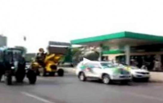 azerbaycanda-traktorla-gelin-getirenler-hebs-olundu-