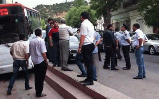 bakida-avtobuslar-toqqusdu-
