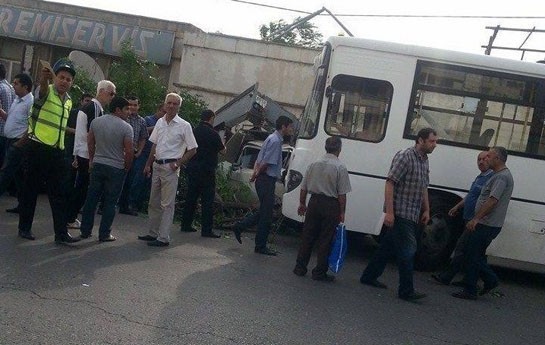 avtobus-avtomobilleri-bir-birine-bele-yapisdirdi-