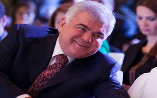 ziya-memmedov-danisdi-guldu-sekil-cekdirdi