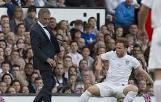 mourinyo-futbolcunu-yere-yixdi-