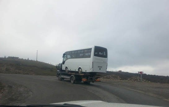 evakuator-ozunden-boyuk-avtobusu-da-apardi-