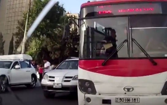 daha-bir-avtobus-surucusunun-qeza-seraiti-yaradan-hereketi-