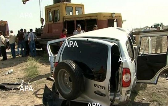 azerbaycanda-polis-masini-qatara-cirpdi-