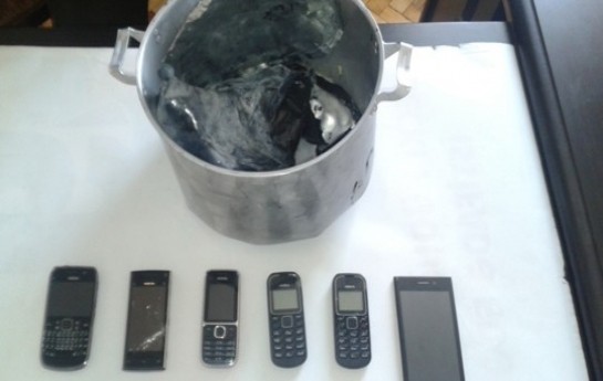 bakida-qazandaki-yemeyin-icinden-6-telefon-cixdi-