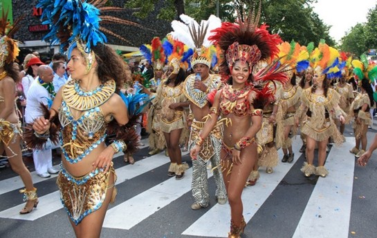 U xotinini olomonga berdi Ayol eng yuqori porno video