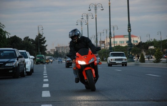 bu-da-bakinin-avtos-motosikletcisi-