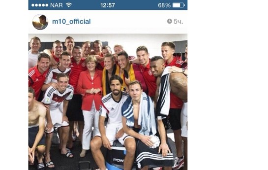 angela-merkel-futbolcularla-bir-yerde-