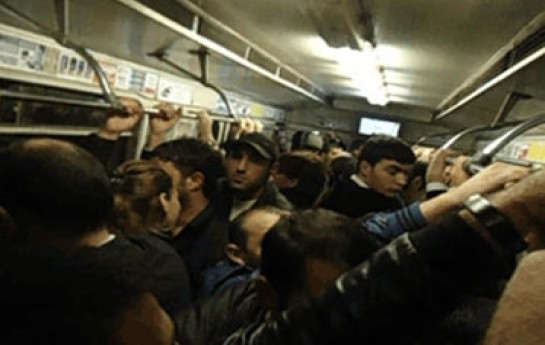 metroda-qadini-arxadan-qucaqladi-