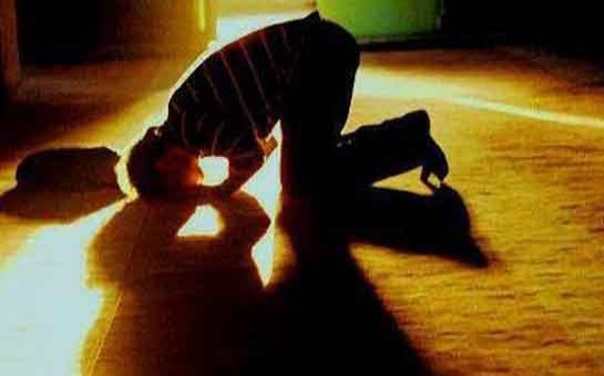 namaz-qilan-adama-salam-verilende-cavabini-vermelidirmi