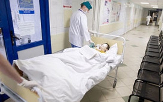 evinin-qabaginda-oynayan-usagi-masin-vurdu