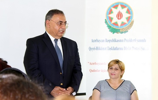 asim-mollazade-intellektual-qadinlarla-gorusdu