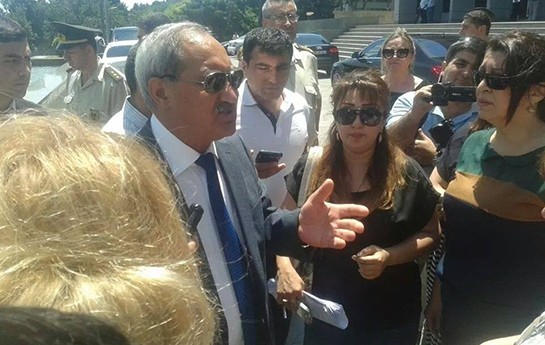 lisey-usaqlarinin-valideynleri-parlamentin-qarsisina-toplasdi