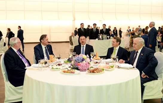 ilham-eliyev-avropalilari-sam-yemeyine-qonaq-etdi-