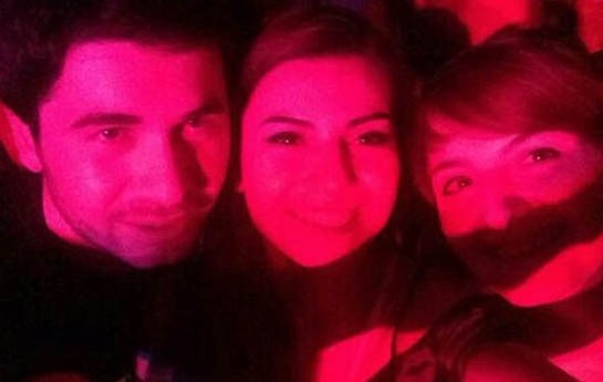 azerbaycanli-mugenni-ermeni-ile-selfie-cekdirdi-