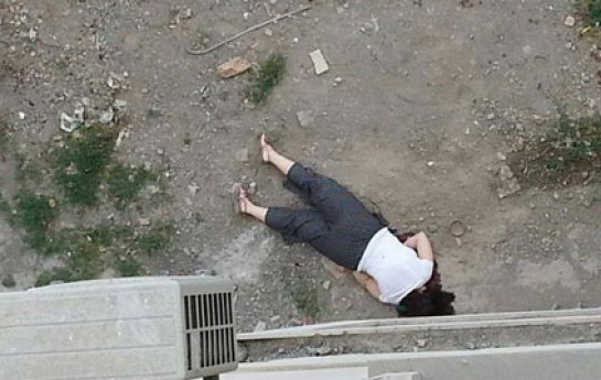 ozunu-damdan-atan-qadin-