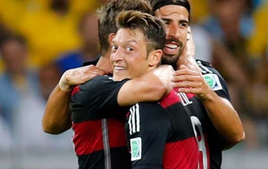 alman-futbolcular-qelebeni-bele-serh-etdiler