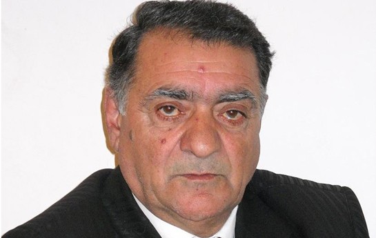 taninmis-aktyor-vefat-etdi-