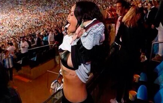 rihanna-bele-sevindi-
