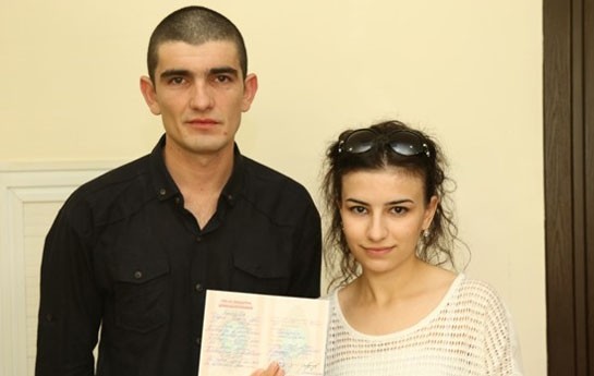 hebsdeki-oglan-evlendi-