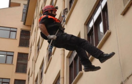 82-yasli-kisinin-yuxusu-hamini-ayaga-qaldirdi