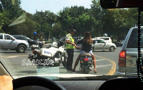 polis-oglanla-sortikli-qizin-motosikletdeki-sohbeti-