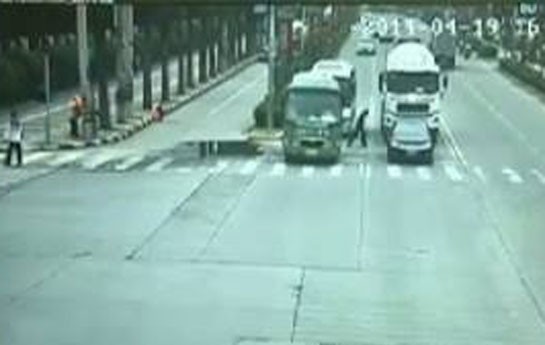 yuk-masini-uzerinden-kecdi-sag-qaldi-