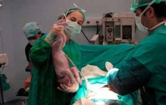 azerbaycanda-qadin-az-qala-tixacda-dogacaqmis