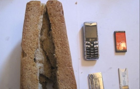 coreyin-icinden-mobil-telefon-cixdi