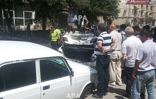 bakida-bmw-uc-avtomobile-cirpildi