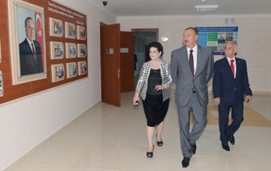 ilham-eliyev-orta-mektebe-bas-cekdi-