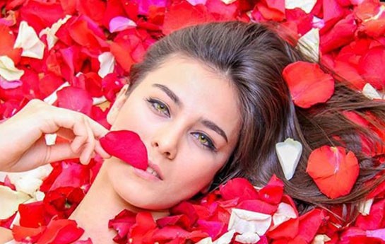 azerbaycanli-modelin-gece-yolunu-kesdiler-