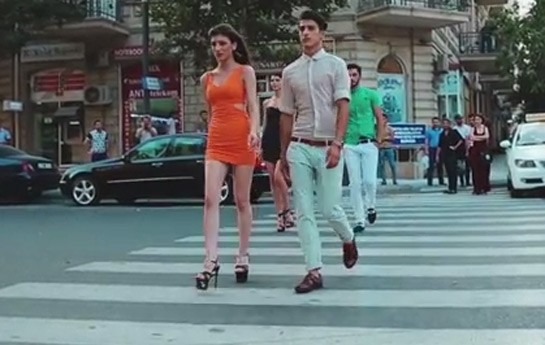 bakidaki-piyada-kecidlerinde-moda-numayisi-
