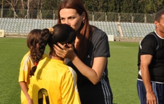 millet-vekili-futbolcu-qizlarla-gorusub