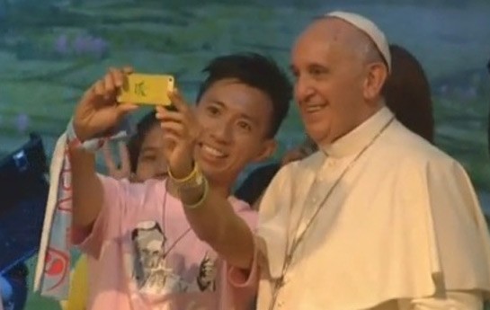 papa-fransisle-koreya-selfiesi-