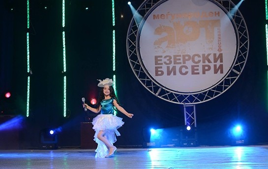 azerbaycani-7-yasli-qiz-temsil-etdi