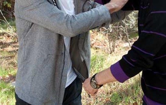 masallida-iki-qohumunu-bicaqlayan-sexs-teslim-olub