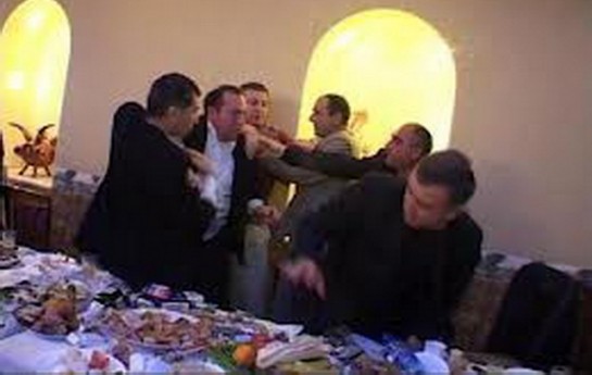 azerbaycanda-toyda-bey-evi-dava-saldi-