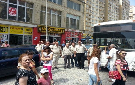 avtobus-suruculeri-etiraz-aksiyasi-kecirir-