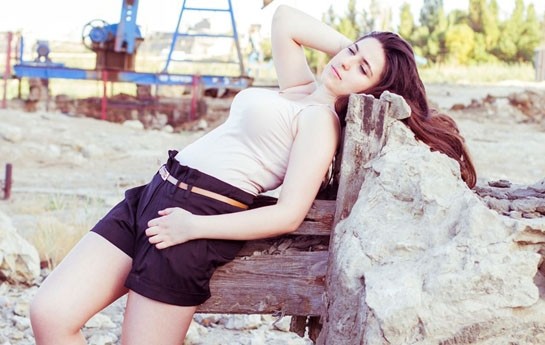 fotosessiyasi-basina-bela-olan-qizla-bagli-