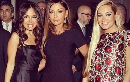 indi-sevgililer-bir-birine-sedaqet-acarlarini-dostluq-korpusune-asirlar-