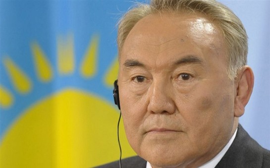 -nazarbayev-bir-vedre-buzlu-suya-devet-edildi-