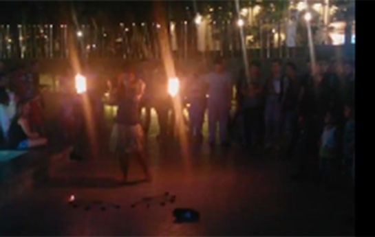 bakida-genc-qiz-alovla-oynadi-