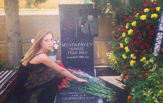 ayan-cingiz-mustafayevin-mezarini-ziyaret-etdi