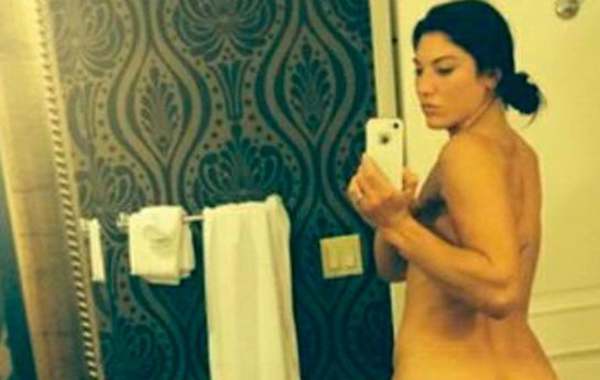 daha-bir-meshurun-cilpaq-fotolari-yayildi