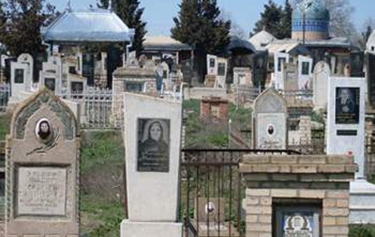 31-yasli-kisi-qebiristanliqda-gullelendi-
