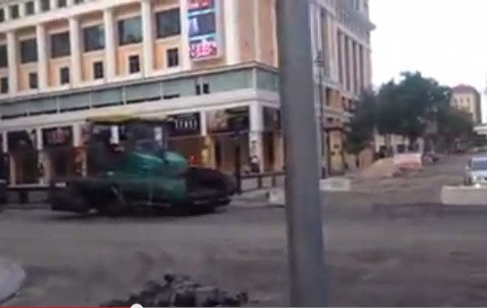 polis-bagli-yolda-piyadalari-cerimeleyir-