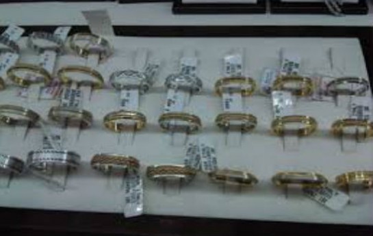 mum-dan-brilliant-uzukler-ogurlayan-qadin-saxlanildi