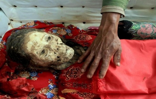 olunu-qebirden-cixarib-geyindirenler-kendi-
