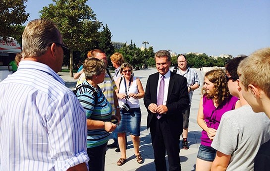 goygole-sefere-gelmis-almanlar-avropa-birliyinin-komissari-ile-gorusubler